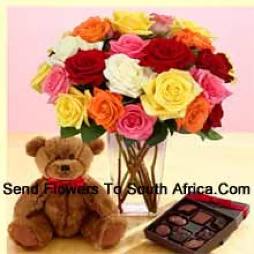24 roses de couleurs mélangées avec quelques fougères dans un vase en verre, un mignon ours en peluche brun de 12 pouces de hauteur et une boîte de chocolats importée