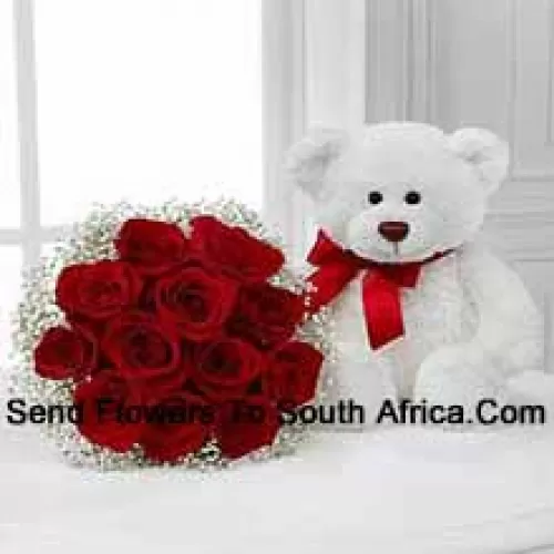 Bouquet de 12 roses rouges avec des remplisseurs saisonniers accompagné d'un mignon ours en peluche blanc de 14 pouces de hauteur