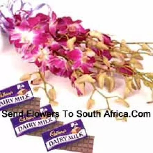 Un magnifique bouquet d'orchidées roses accompagné de chocolats assortis Cadbury