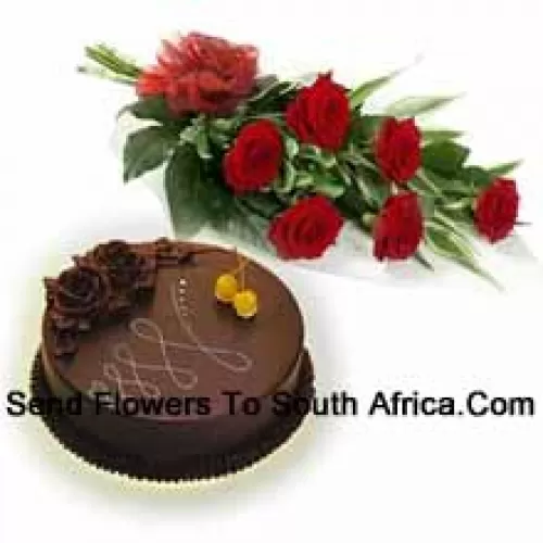 Un magnifique bouquet de 6 roses rouges accompagné d'un gâteau au chocolat de 1 livre (1/2 kg)