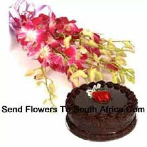Bouquet d'orchidées roses avec des garnitures de saison ainsi qu'un gâteau au chocolat truffé de 1 lb (1/2 kg)