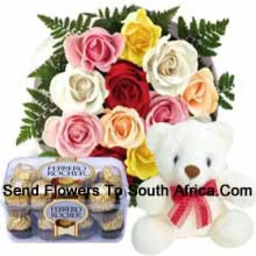 Bouquet de 12 roses rouges avec des garnitures saisonnières, un mignon ours en peluche blanc de 12 pouces de hauteur et une boîte de 16 pièces de Ferrero Rochers