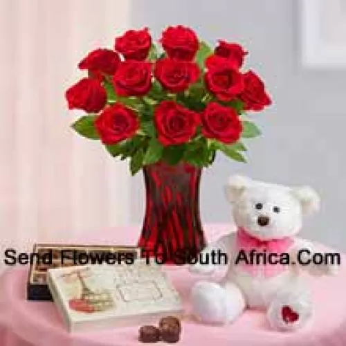12 roses rouges avec quelques fougères dans un vase en verre, un mignon ours en peluche blanc de 12 pouces de hauteur et une boîte de chocolats importée