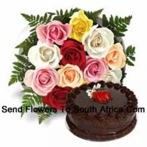 Bouquet de 12 roses mixtes avec des garnitures de saison accompagné d'un gâteau au chocolat truffé de 1 lb (1/2 kg)