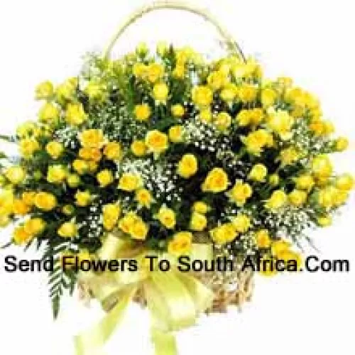 Un magnifique arrangement de 100 roses jaunes avec des garnitures saisonnières