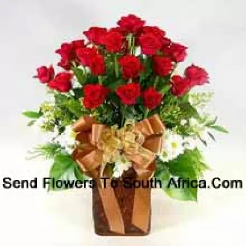 24 roses rouges et 12 gerberas blancs avec des remplissages saisonniers dans un vase