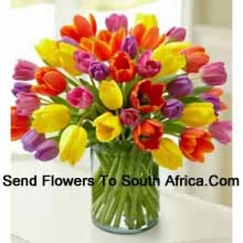 Tulipes colorées mélangées dans un vase en verre - Veuillez noter que en cas de non disponibilité de certaines fleurs saisonnières, celles-ci seront remplacées par d'autres fleurs de même valeur
