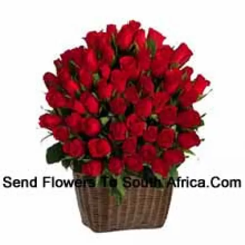 Un alto cesto di 75 rose rosse con riempitivi stagionali