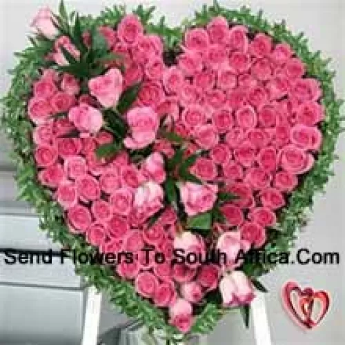 Un hermoso arreglo en forma de corazón de 100 rosas rosadas