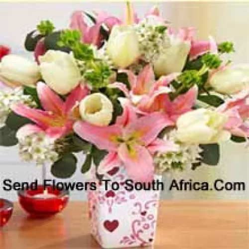 Lys roses et tulipes blanches avec des garnitures blanches assorties dans un vase en verre - Veuillez noter que en cas de non-disponibilité de certaines fleurs saisonnières, celles-ci seront remplacées par d'autres fleurs de même valeur