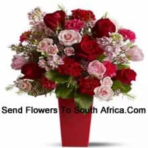 Roses rouges, Œillets rouges et Roses roses avec des remplissages saisonniers dans un vase en verre - 24 tiges et remplissages