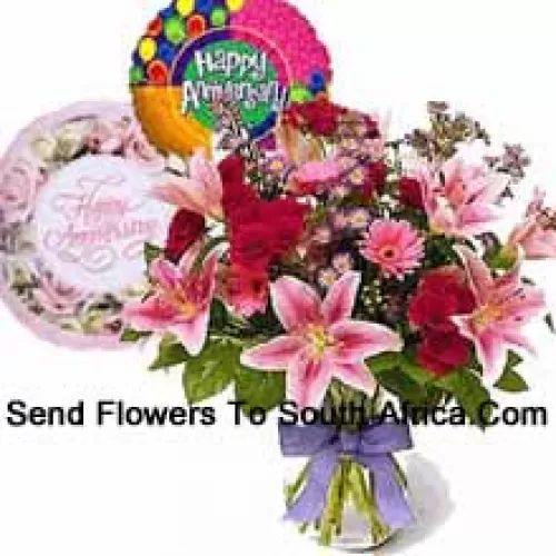 Fleurs assorties dans un vase, ballon d'anniversaire et un gâteau aux fraises de 1/2 kg (1 lb)