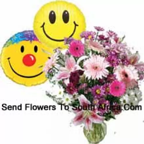 Fleurs variées dans un vase accompagnées de ballons souriants