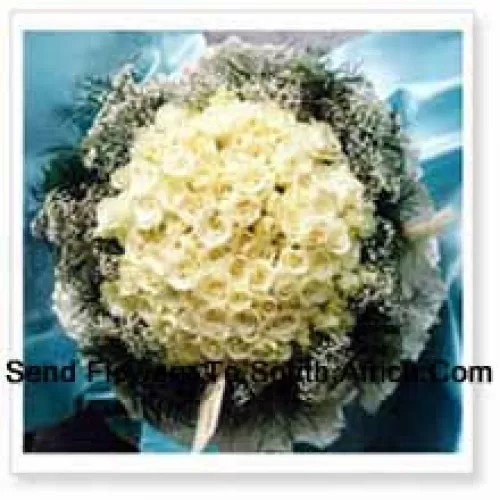 Bouquet de 100 roses blanches avec des garnitures saisonnières