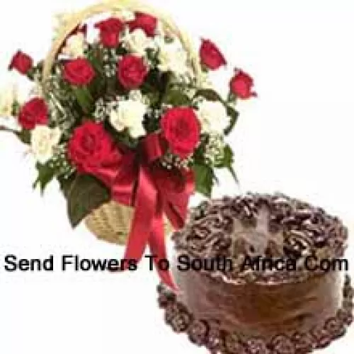 Panier de 24 roses de couleurs mélangées et un gâteau au chocolat de 1 kg (2,2 livres)