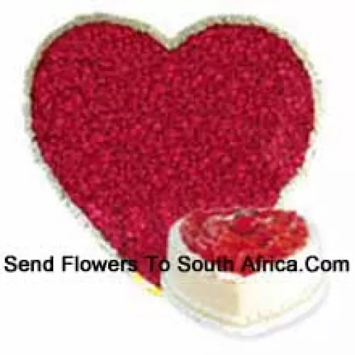 Arrangement en forme de cœur de 200 roses rouges avec un gâteau ananas en forme de cœur