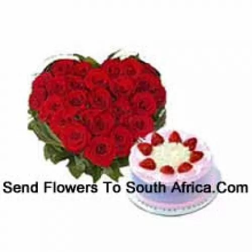 Arrangement en forme de cœur de 40 roses rouges avec un gâteau aux fraises de 1/2 kg