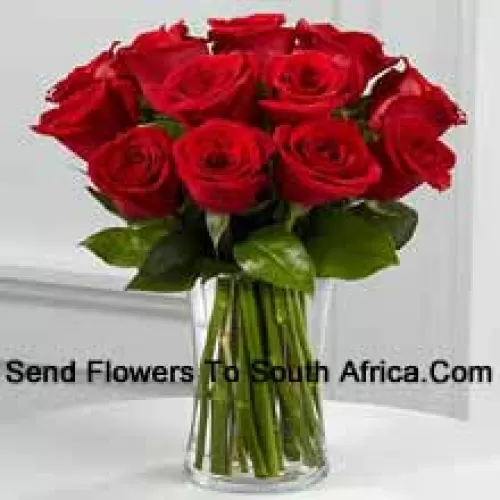 12 Roses Rouges avec quelques fougères dans un vase